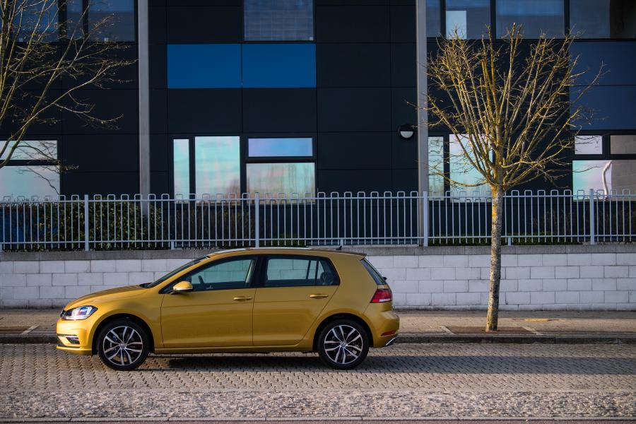  Volkswagen Golf TDI 5-Door 2017 года  (UK) (фото 9 из 30)